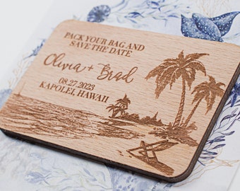Può includere: Un biglietto di legno per salvare la data con una scena di spiaggia tropicale e il testo "Pack your bag and save the date"  "Olivia + Brad" "08.27.2023" "Kapolei, Hawaii"