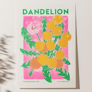 Könnte beinhalten: Eine rosa und grüne Illustration eines Löwenzahns mit dem Text "DANDELION" in grünen Buchstaben. Der Text "YVE BOTANIC CO." und "L.A. Nursery" befindet sich am unteren Rand des Bildes.