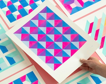 Geometrische piramide-risografieprint – fluorescerend roze en blauw, Limited Edition