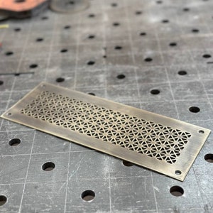 Rejillas de piso, cubiertas de ventilación y respiraderos de pared de latón patinado a medida. Cualquier tamaño y forma.