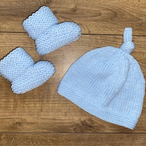 Set di cappello lavorato a mano e scarpine abbinate - 0-3 mesi - azzurro