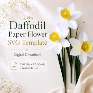 Op de afbeelding: Drie handgemaakte papieren narcissen met witte bloemblaadjes en gele harten, voorzien van groene stelen. De tekst luidt: Daffodil Paper Flower SVG Template, Digital Download, SVG File + PDF Guide + Materials List. Een digitaal bestand.