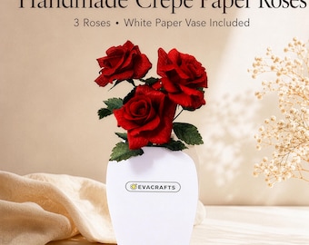 Arranjo de rosas vermelhas de papel crepom feito à mão, decoração em vaso de papel branco.