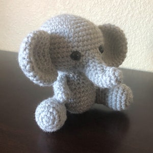 Bicho de pelúcia elefante de crochê