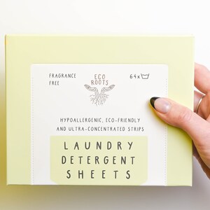 Puede incluir: Una caja amarilla de 64 hojas de detergente para la ropa sin perfume. La caja est&aacute; etiquetada como "Eco Roots" y dice "Hipoalerg&eacute;nico, ecol&oacute;gico y ultraconcentrado".