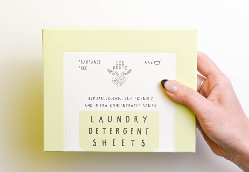 Puede incluir: Una caja amarilla de 64 hojas de detergente para la ropa sin perfume. La caja est&aacute; etiquetada como "Eco Roots" y dice "Hipoalerg&eacute;nico, ecol&oacute;gico y ultraconcentrado".