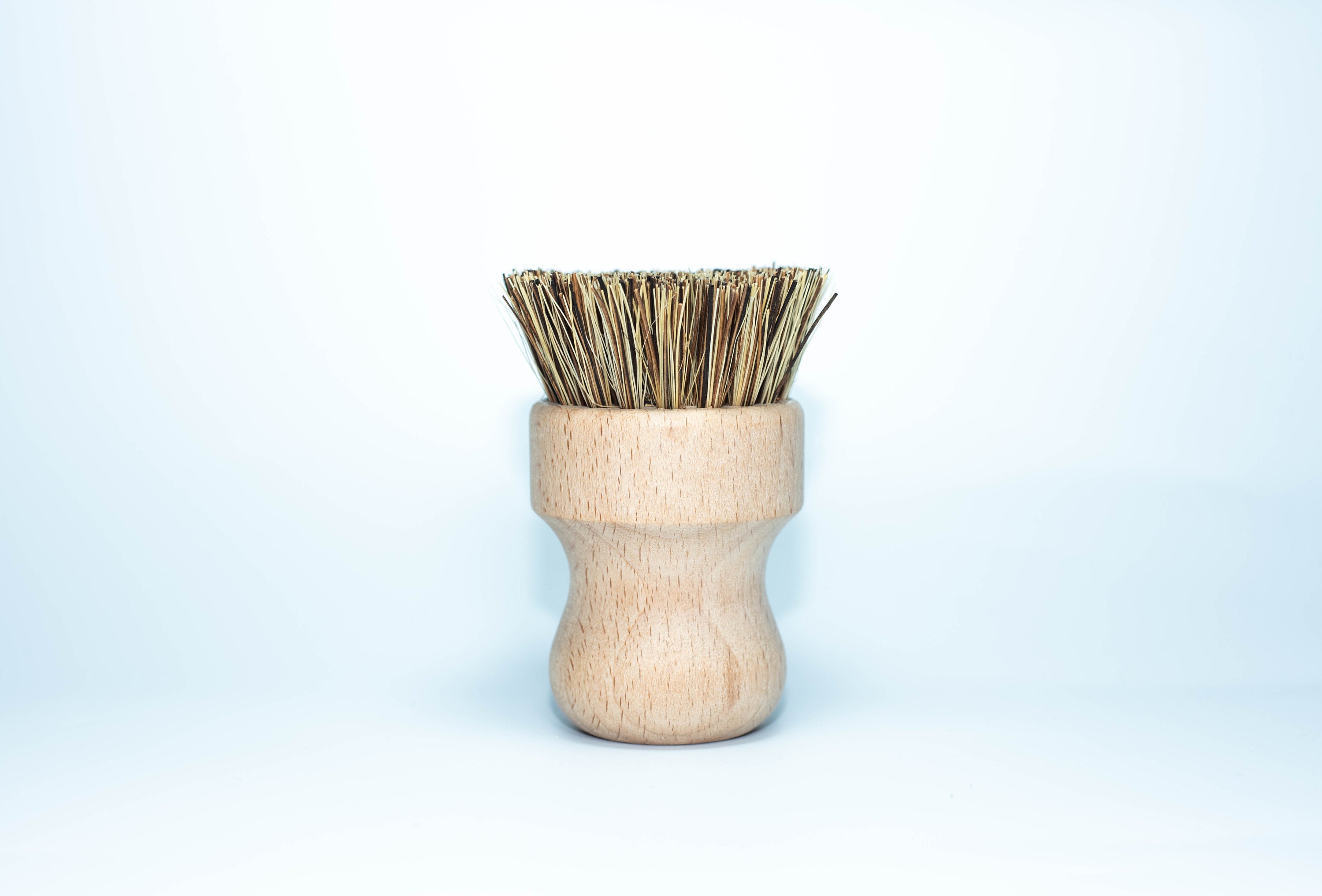 mDesign Bamboo Mini Kitchen Palm Dish Scrubber Brush with Holder -  Cream/Natural