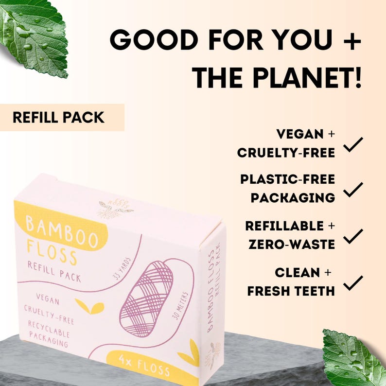 Puede incluir: Una caja blanca con un borde amarillo y el texto "Bamboo Floss Refill Pack" en la parte delantera. La caja contiene cuatro rollos de hilo dental, cada uno de 30 metros de largo. La caja est&aacute; etiquetada como vegana, libre de crueldad y reciclable. El texto "Good for you + the planet!" est&aacute; escrito en negro sobre un fondo melocot&oacute;n. El texto "Vegan + Cruelty-Free, Plastic-Free Packaging, Refillable + Zero-Waste, Clean + Fresh Teeth" est&aacute; escrito en negro sobre un fondo blanco con marcas de verificaci&oacute;n junto a cada elemento.