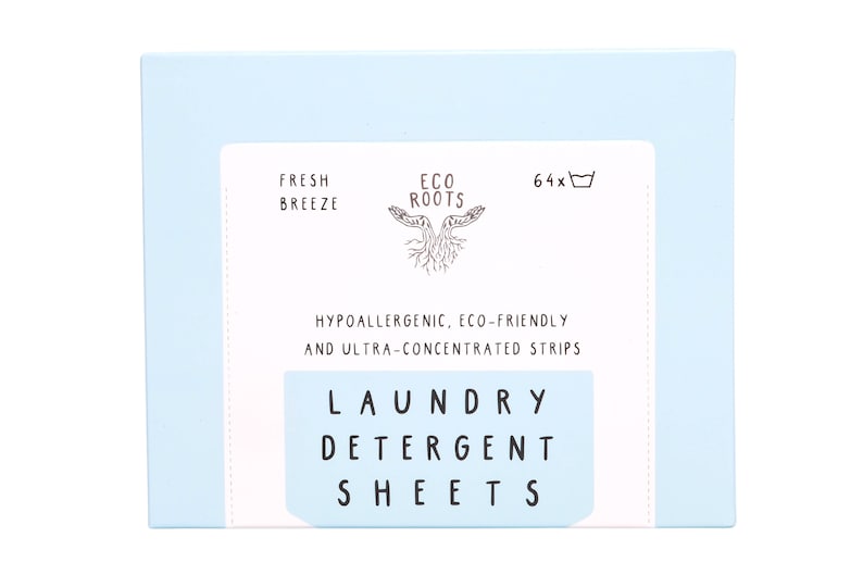 Puede incluir: Una caja azul de 64 hojas de detergente para la ropa de Eco Roots con aroma a brisa fresca. La caja dice "Hipoalerg&eacute;nico, ecol&oacute;gico y ultraconcentrado".