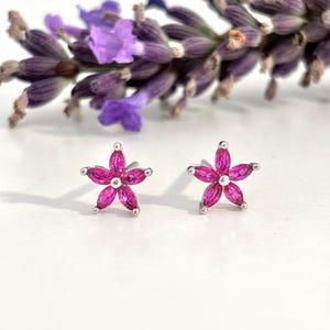 Mini brincos de flor rosa em prata esterlina contrastada
