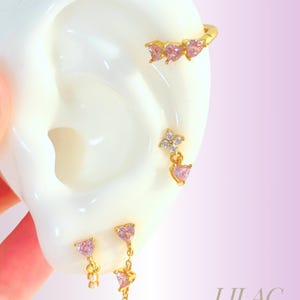 Juego de cuatro pendientes apilables de corazones en rosa y dorado (una oreja)