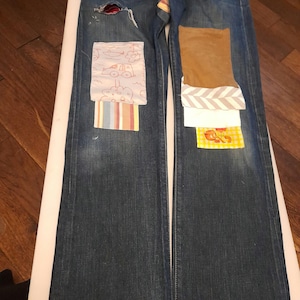 Kurt Cobain Jeans Levi 501 Jeans remendado e desgastado, remendos para combinar com os jeans originais Kurt, braguilha com botões, cintura de 34&quot; e perna de 32&quot;, jeans azul médio