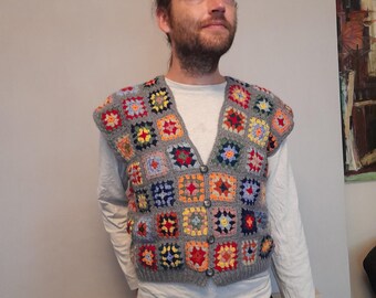 Gilet ispirato a quello indossato da Paul McCartney nel film dei Beatles "Magical Mystery Tour". Lavorato all'uncinetto a mano. Taglia approssimativa Large.
