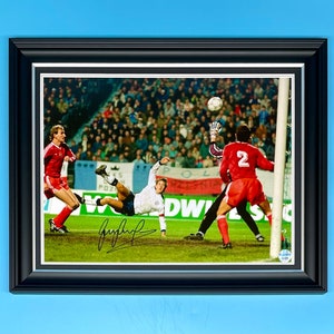 Gary Lineker Signed Photo In Luxury Handmade Wooden Frame & AFTAL Member COA Autograph Football Soccer Memorabilia Poster England World Cup