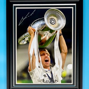 Luka Modric Signed Photo In Luxury Handmade Wooden Frame & AFTAL Member COA Autograph Football Soccer Memorabilia Real Madrid Poster