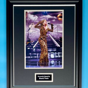 Shania Twain Signed Photo In Luxury Handmade Wooden Frame & AFTAL Member COA Autograph Music Memorabilia Poster