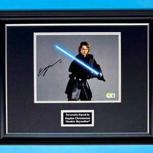 Foto firmada por Hayden Christensen en un lujoso marco de madera hecho a mano y certificado de autenticidad de Beckett. Póster de Anakin Skywalker de Star Wars, recuerdos de películas y automóviles.