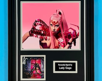 未使用品 レディーガガ LADYGAGA THEFAME MONSTERポスター 額付きポスター】レディー・ガガ the fame monsterの通販 by