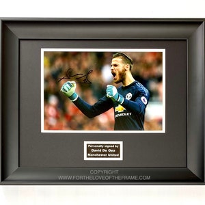 David De Gea firmó un autógrafo de recuerdos de fútbol del Manchester United Foto de la Premier League en un marco de madera hecho a mano de lujo y COA AFTAL