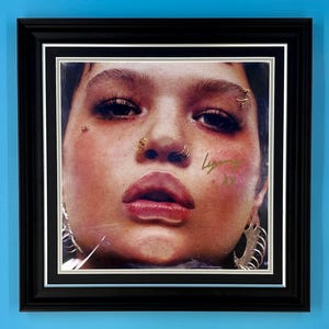 Lola Young Signed Photo In Luxury Handmade Wooden Frame & AFTAL Member Certificate Of Authenticity Poster Music Memorabilia Autograph Auto
