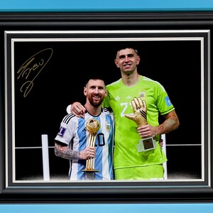Emiliano Martinez Signed Photo In Luxury Handmade Wooden Frame & AFTAL Member COA Argentina Poster Football Soccer Memorabilia Autograph