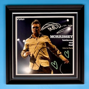 Morrissey signierte Foto im luxuriösen handgefertigten Holzrahmen & AFTAL Mitglied COABeethoven Was Deaf Poster Musik Erinnerungsstücke The Smiths Autogramm