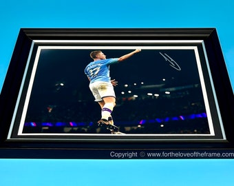 ケビン・デ・ブライネ直筆サイン入りサッカー記念品
