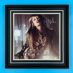 Miley Cyrus Signed Photo In Luxury Handmade Wooden Frame & Certificate Of Authenticity Something Beautiful Poster Memorabilia Autograph Auto