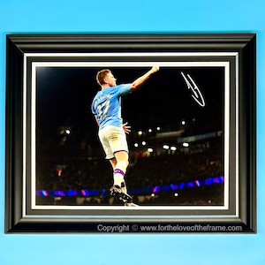 Kevin De Bruyne firmó autógrafo recuerdos de fútbol Foto de la Premier League del Manchester City en marco de madera hecho a mano de lujo y COA AFTAL