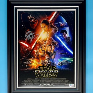 Fotografía firmada por Adam Driver en un lujoso marco de madera hecho a mano con verificación de Beckett y autógrafo de un miembro de AFTAL. Póster de Star Wars.