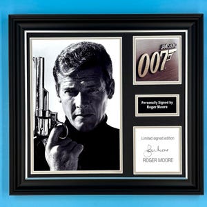 Roger Moore Signed Photo In Luxury Handmade Wooden Frame & COA James Bond Poster Movie Film TV Memorabilia Autograph Auto