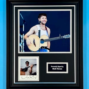 Foto firmada por Niall Horan en un lujoso marco de madera hecho a mano y certificado de autenticidad de miembro de AFTAL. Póster, recuerdos musicales, autógrafos.