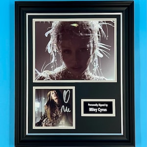 Miley Cyrus Signed Photo In Luxury Handmade Wooden Frame & Certificate Of Authenticity Something Beautiful Poster Memorabilia Autograph Auto