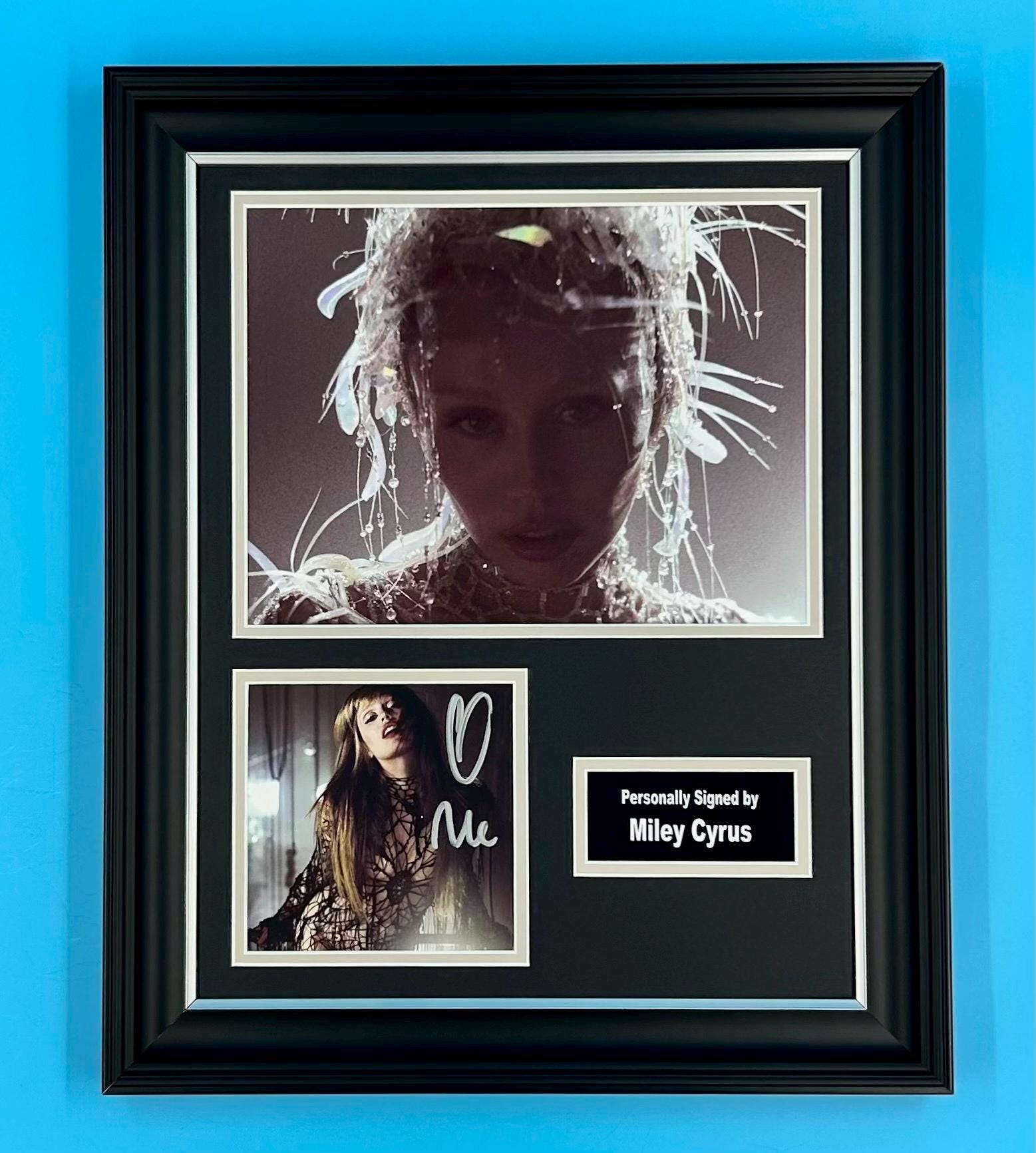 マイリー・サイラス直筆サイン入り写真 Miley cyrus autographed poster - Etsy 日本