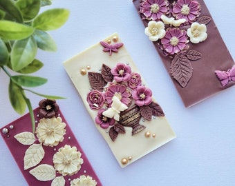 3 Tablettes rubis de Belgique, chocolat au lait ou noir et blanc, décorées de fleurs en chocolat, de fruits secs/baies, de pépites, etc.