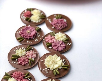 25 pcs. DECORATED CHOCOLATE MEDIANTS