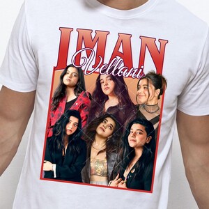 Puede incluir: Camiseta blanca con un estampado gr&aacute;fico rojo y blanco del texto "IMAN Vellani" y un collage de cinco mujeres con cabello oscuro.
