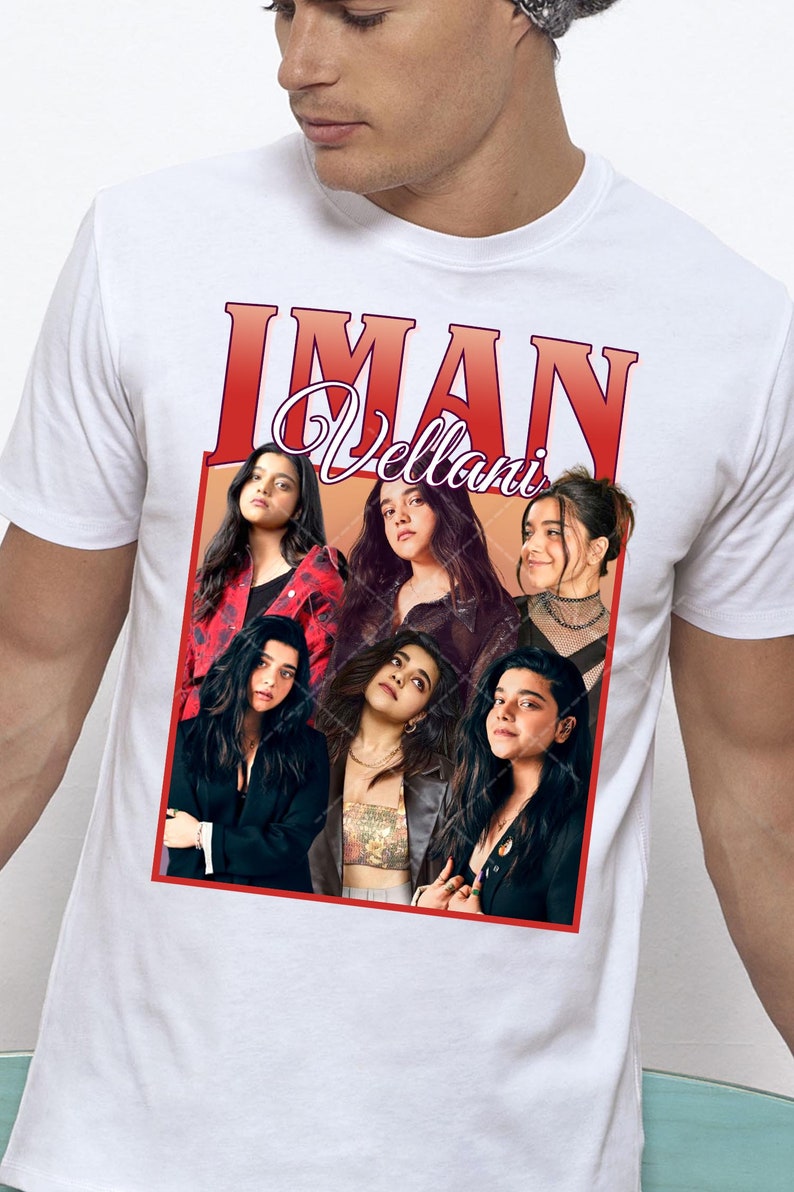Puede incluir: Camiseta blanca con un estampado gr&aacute;fico rojo y blanco del texto "IMAN Vellani" y un collage de cinco mujeres con cabello oscuro.