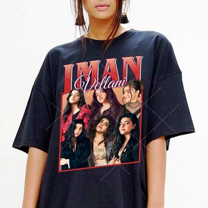 Puede incluir: Camiseta negra con un estampado gr&aacute;fico de Iman Vellani, la actriz que interpreta a Ms. Marvel, en un collage de diferentes poses. El texto "IMAN Vellani" est&aacute; impreso en rojo y blanco en la camiseta.