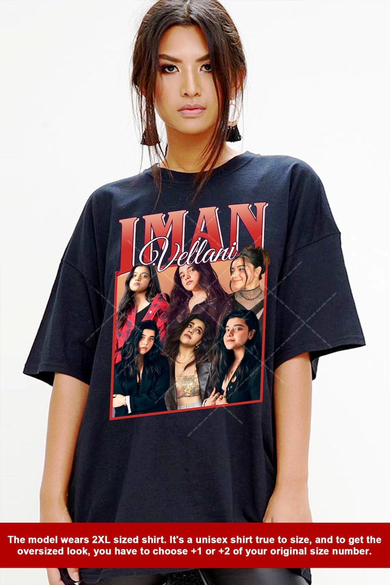 Puede incluir: Camiseta negra con un estampado gr&aacute;fico de Iman Vellani, la actriz que interpreta a Ms. Marvel, en un collage de diferentes poses. El texto "IMAN Vellani" est&aacute; impreso en rojo y blanco en la camiseta.