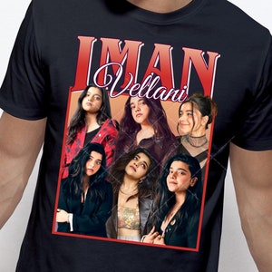Puede incluir: Camiseta negra con un gr&aacute;fico rojo y blanco del texto "IMAN Vellani" y un collage de cinco mujeres con cabello oscuro.