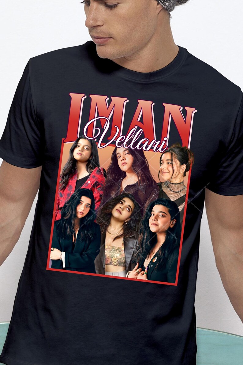 Puede incluir: Camiseta negra con un gr&aacute;fico rojo y blanco del texto "IMAN Vellani" y un collage de cinco mujeres con cabello oscuro.