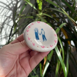 Mini plato para anillos hecho a mano: pareja ilustrada, regalo de aniversario de bodas