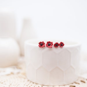 Red poppy earring studs, polymer clay earrings, handmade earrings, floral earrings, floral studs, delicate earrings, dainty earrings