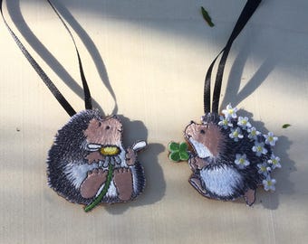 Adornos navideños de erizo bordados