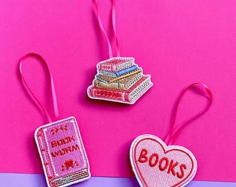 Marcapáginas rosa con temática de libro bordado: Decoración de Pinkmas con temática de libros