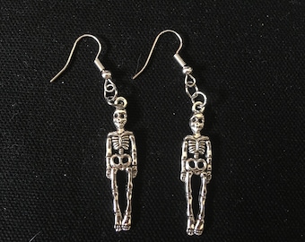 Pendientes colgantes de esqueleto con calavera de metal plateado