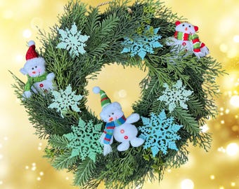 Corona de invierno con copos de nieve y muñeco de nieve: una decoración navideña caprichosa