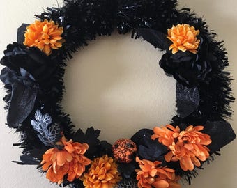 Corona gótica de Halloween para puerta: hojas negras y flores naranjas, 45 cm