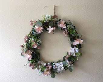 Corona de vid Coquette: hortensias rosas, encaje, tazas de té de cerámica y luces de hadas